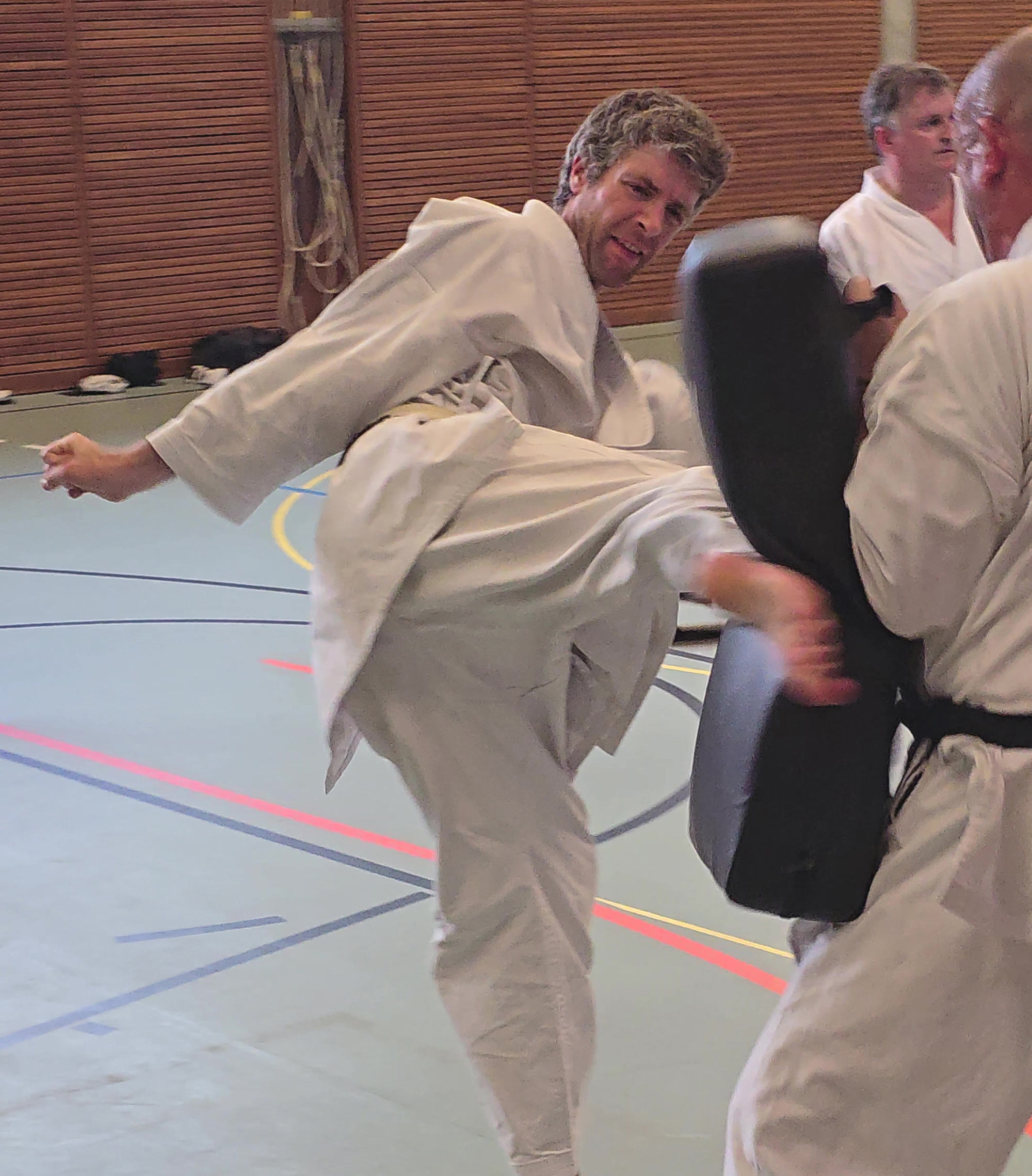 Karate- und Kobudo-Leiter Michael Waldmeier der Kampfsportschule Aarau ist ein ausgewiesener Experte für asiatische Kampfsportwaffen und ein erfahrener Kobudo-Schwarzgurtträger. 