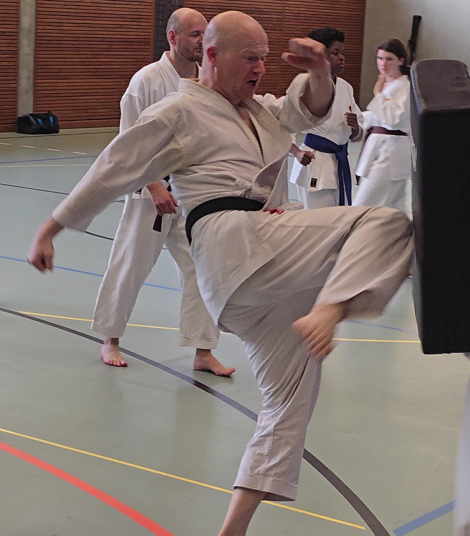 Karate-Assisentlehrer Wolfram Lorenz aus Aarau. Der Karate-Knieschlag (jap. Hiza-Geri) ist ein sehr effektives Mittel für die Selbstverteidigung im Nahkampf. 