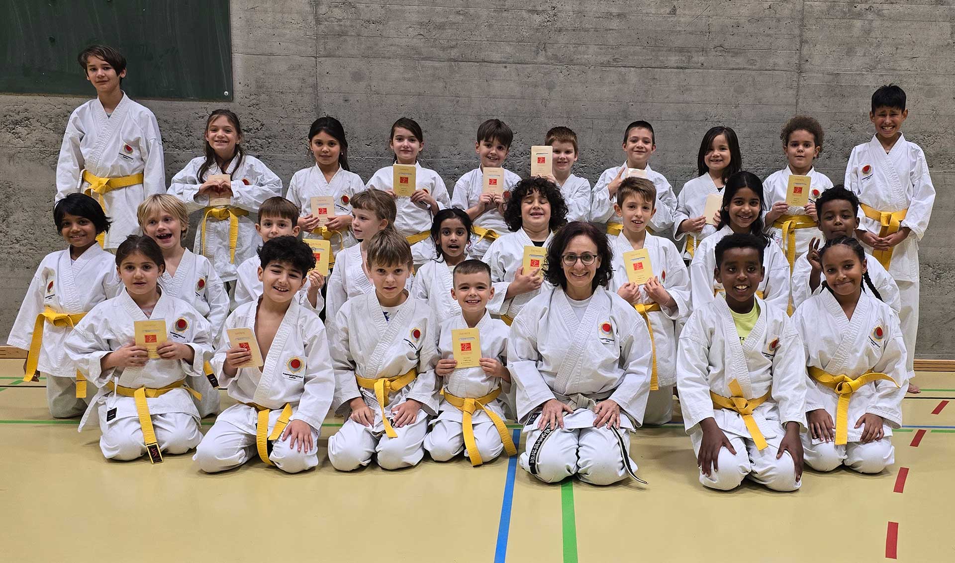 Kinder Kampfsport Aarau Aargau. Karate-Kids der Kinder-Karate Gr. 2 mit Karate-Instruktorin Karin Lüscher