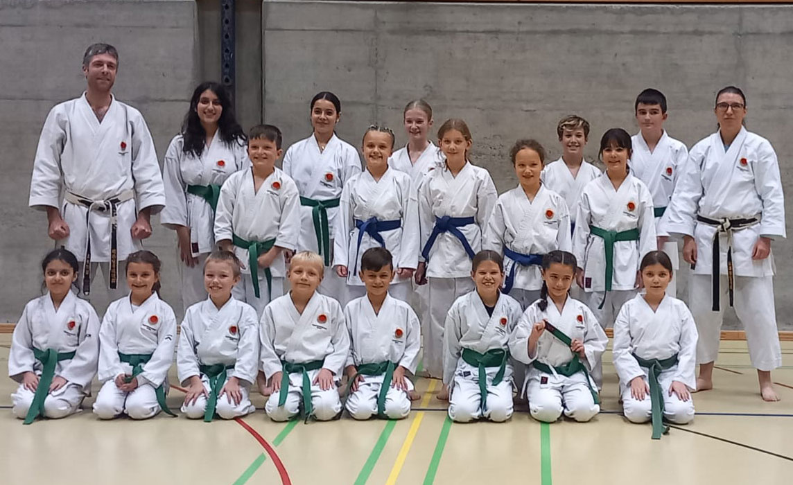 Karate-Kids der Kinder-Karate Gr. 4 mit Karate-Instruktoren Michael Waldmeier und Tania Loureiro. Kampfsportschule Aarau